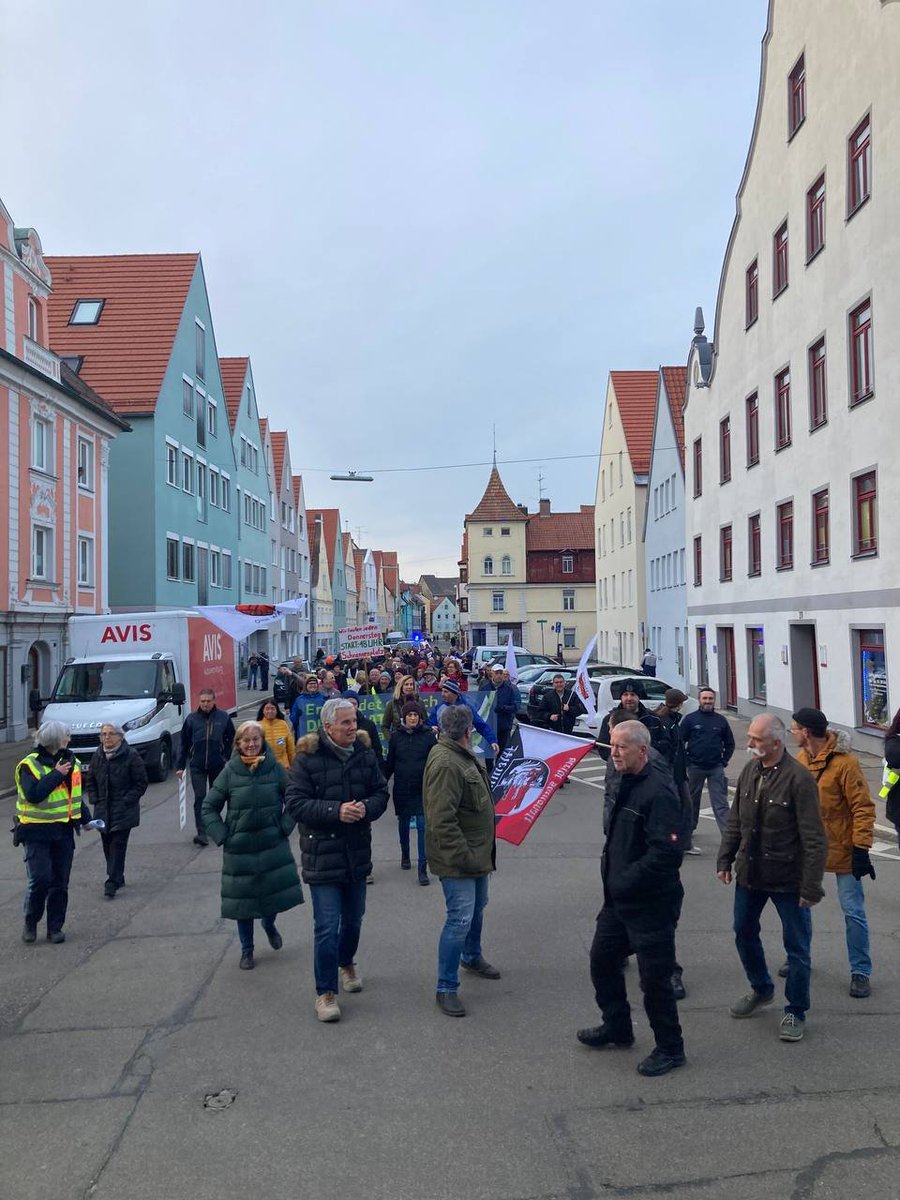 MartinBW15's tweet photo. #Memmingen (#Bayern) #MM1603
#Demo #Demonstration #Protest
#FriedenSchaffenOhneWaffen
#ΠΠ°ΠΊΠ»ΡΡΠΈΡΡΠΌΠΈΡΠΠΠΠΎΡΡΠΆΠΈΡ
#PeaceWITHOUTWeapons
#Frieden #ΠΌΠΈΡ #peace https://t.co/ayeynJP5zT
