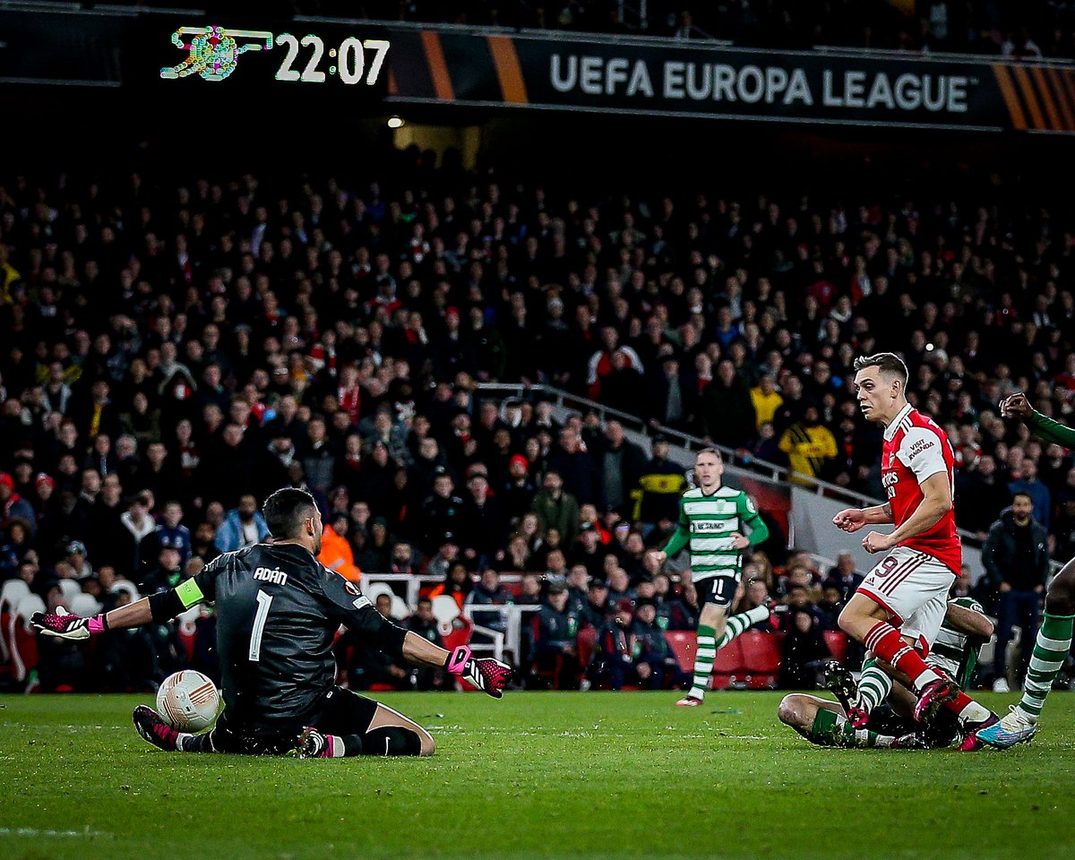 Antonio Adán made seven saves vs. Arsenal, including two in extra time. He secured Sporting's win with a big save in the penalty shootout 😤