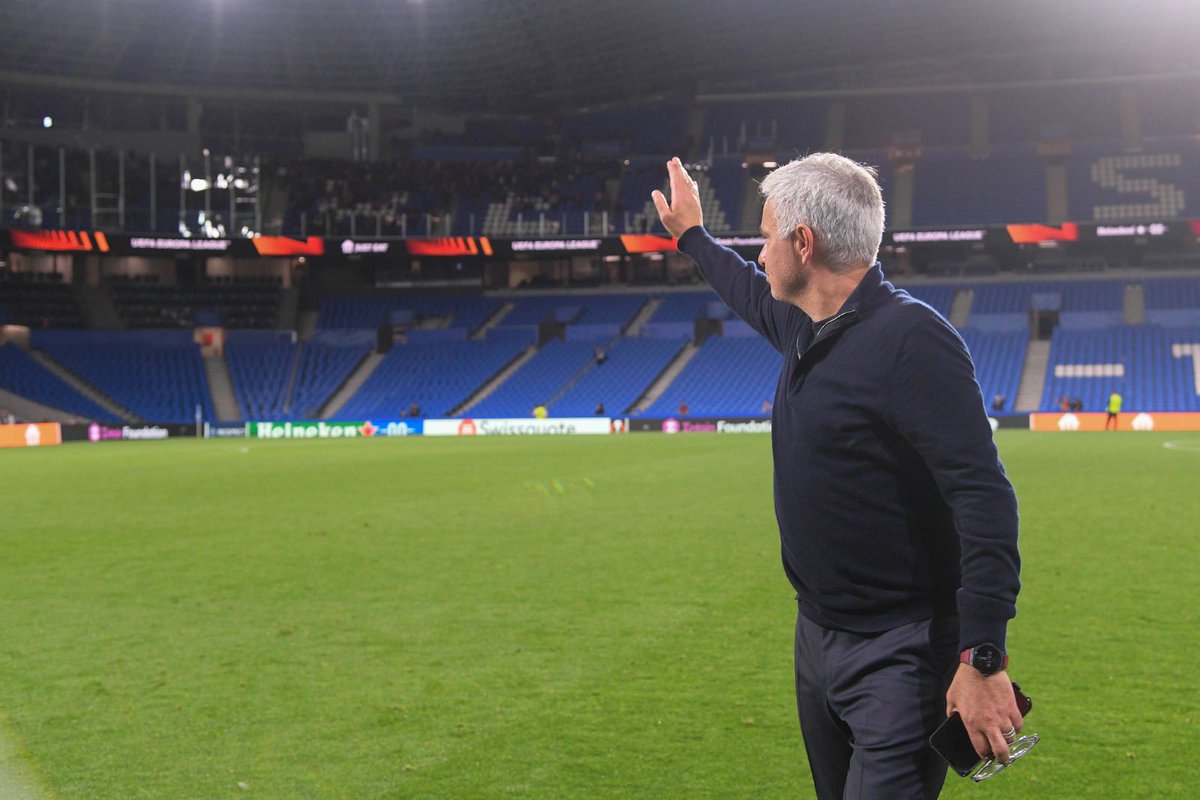 ilRomanistaweb's tweet photo. 😅 #Mourinho: "Mi dispiace per l'Uefa che adesso deve spendere i soldi per spedire la coppa della #ConferenceLeague. Poteva restare a Roma e invece adesso dovrà andare magari a Firenze"

#ASRoma #UEL #RealSociedadRoma https://t.co/3gi6sQ2Rak