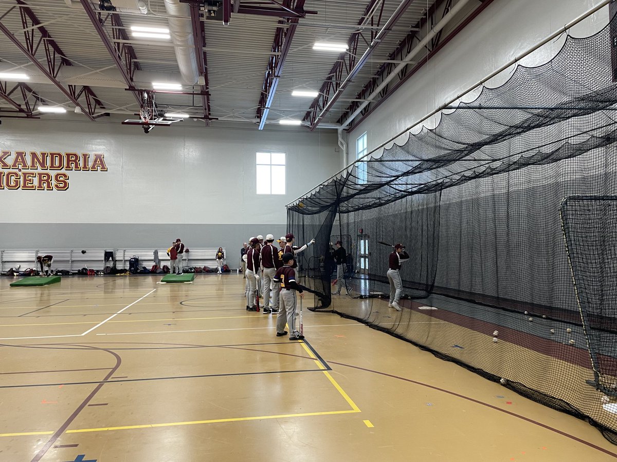 AlexTigersBBall's tweet photo. Hudson hanging out at practice today #lovesbaseball https://t.co/ksvnvLkxYp