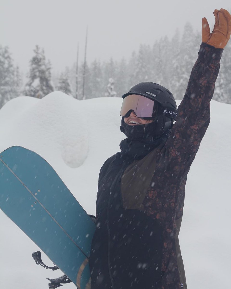 Days like this make us wish winter could go on forever 🤩❄️🏂 Drop a comment and let us know if you're team "bring on spring" or team "long live winter" ⬇️ 
.
photo cred ig @laurhronek