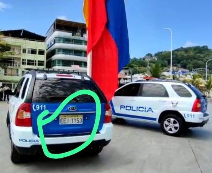 hmi_Ec's tweet photo. @LassoGuillermo @FFAAECUADOR @PoliciaEcuador La @PoliciaEcuador y #Esmeraldas no se merece que le den patrulleros repintados para la supuesta lucha contra la delincuencia y brindar seguridad. Se han pasado repintando y cambiando los logos de las obras del gobierno de @MashiRafael. ¡MISERABLES! https://t.co/lXIyzcBt3Y