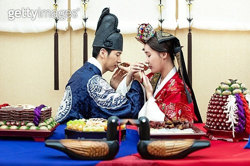KoreanwithMMM's tweet photo. Indeed, they are wearing wedding colours, and the table is prob from the ceremony, but Yong basically calls Byul's character her 'spouse' (내 님) in the narration, so the wedding has already taken place.
It seems that this is their wedding night.
(1/4👇)
#Moonbyul #Solar #MAMAMOO https://t.co/QDOAO7fbi6