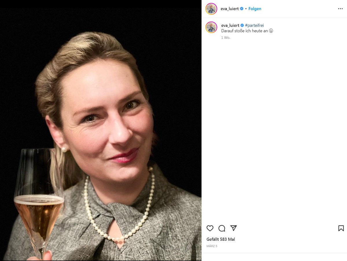 Stefan_K__'s tweet photo. "#parteifrei Darauf stoße ich heute an"
Eva Marie Dörfler (ex #AfD #Berlin) nach ihrem #Parteiaustritt viel glücklicher! https://t.co/zYvFhdo44e