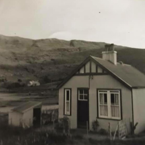 nicillemhoire's tweet photo. @writesofway @Blazespage It does a bit!
The Schoolhouse in Marig used to be covered in wriggly tin!
#Marig #WrigglyTin #CorrugatedIron https://t.co/7qJG4PwSec