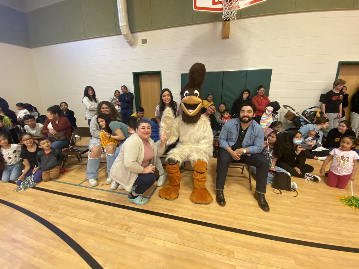 Membreno12's tweet photo. Great evening at the basketball game… thanks @GrahamRoadES https://t.co/ylnoW3uzFC