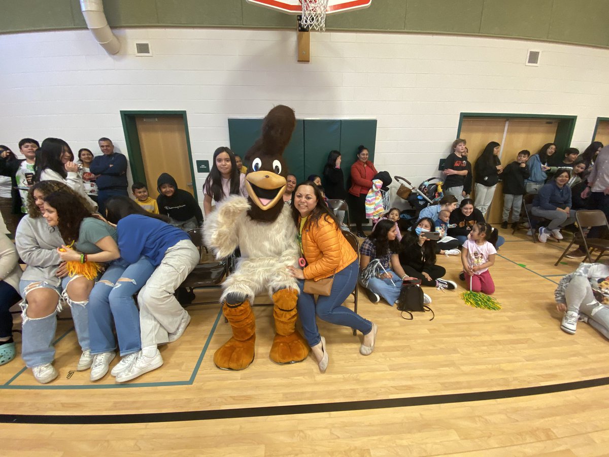 Membreno12's tweet photo. Great evening at the basketball game… thanks @GrahamRoadES https://t.co/ylnoW3uzFC