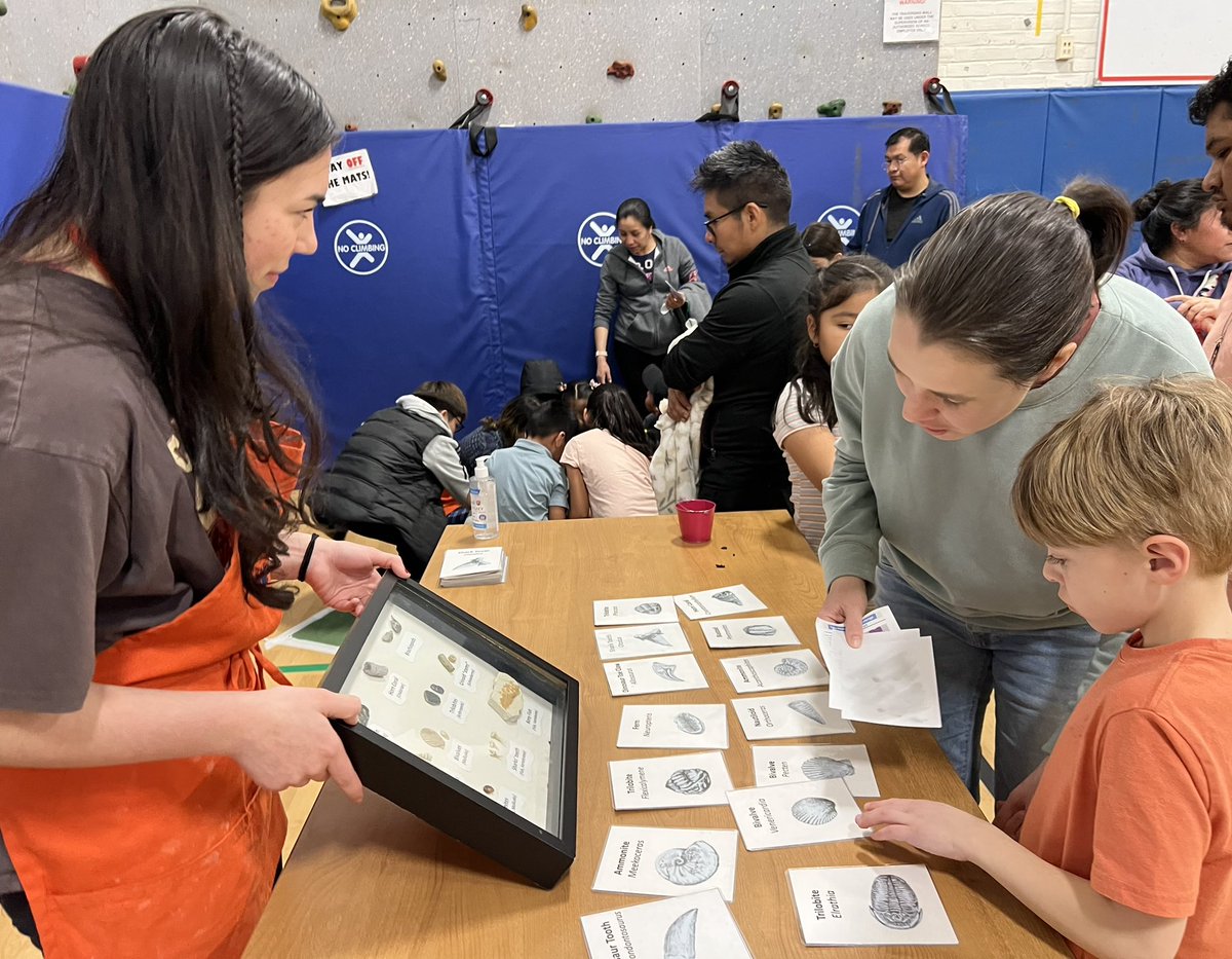 Thank you parents, high school student volunteers &amp; Children’s Science Center for a fun evening of learning <a href="/ChildSci/">ChildrensSciCenter</a> #KWBPride #family #community #STEM <a href="/APS_STEM/">APS STEM</a> @APSscience #APSisAwesome