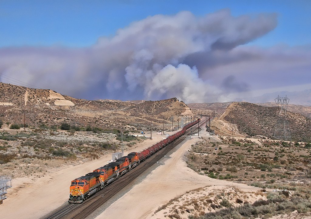 engineco16's tweet photo. #ThrowbackThursday March 31, 2007 #CajonSummit looking northeast. Pretty dry for March. @SBCOUNTYFIRE #BNSF #VegFire #CajonPass https://t.co/OabKxPWa3g