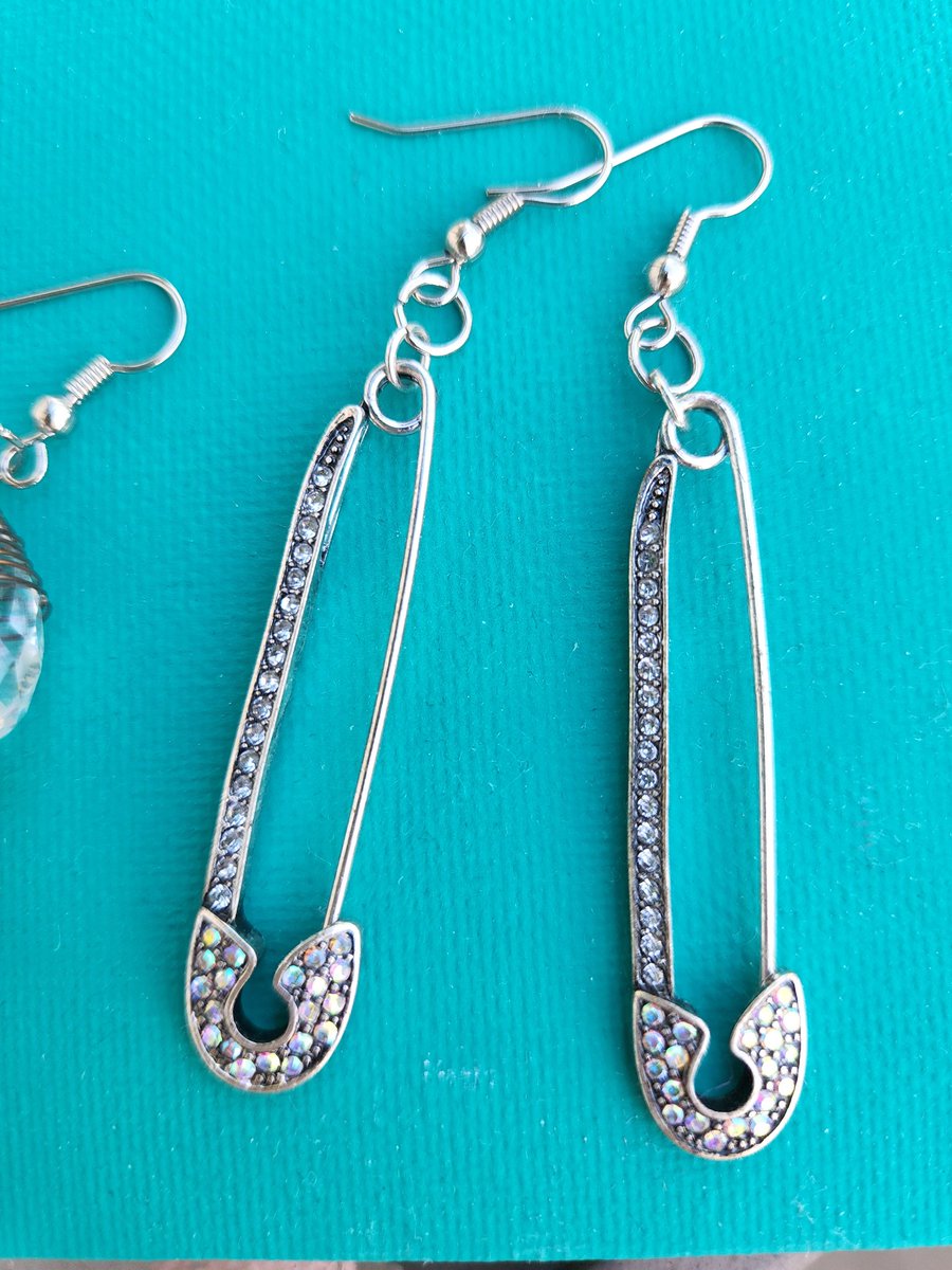 ANewTempo's tweet photo. Excuse me, have you seen my beautiful safety pin earrings???
No stabby or pokey with these gorgeous babies, even if you wanted them to. Sorry!

🔗 in bio https://t.co/LWco8KXkO3