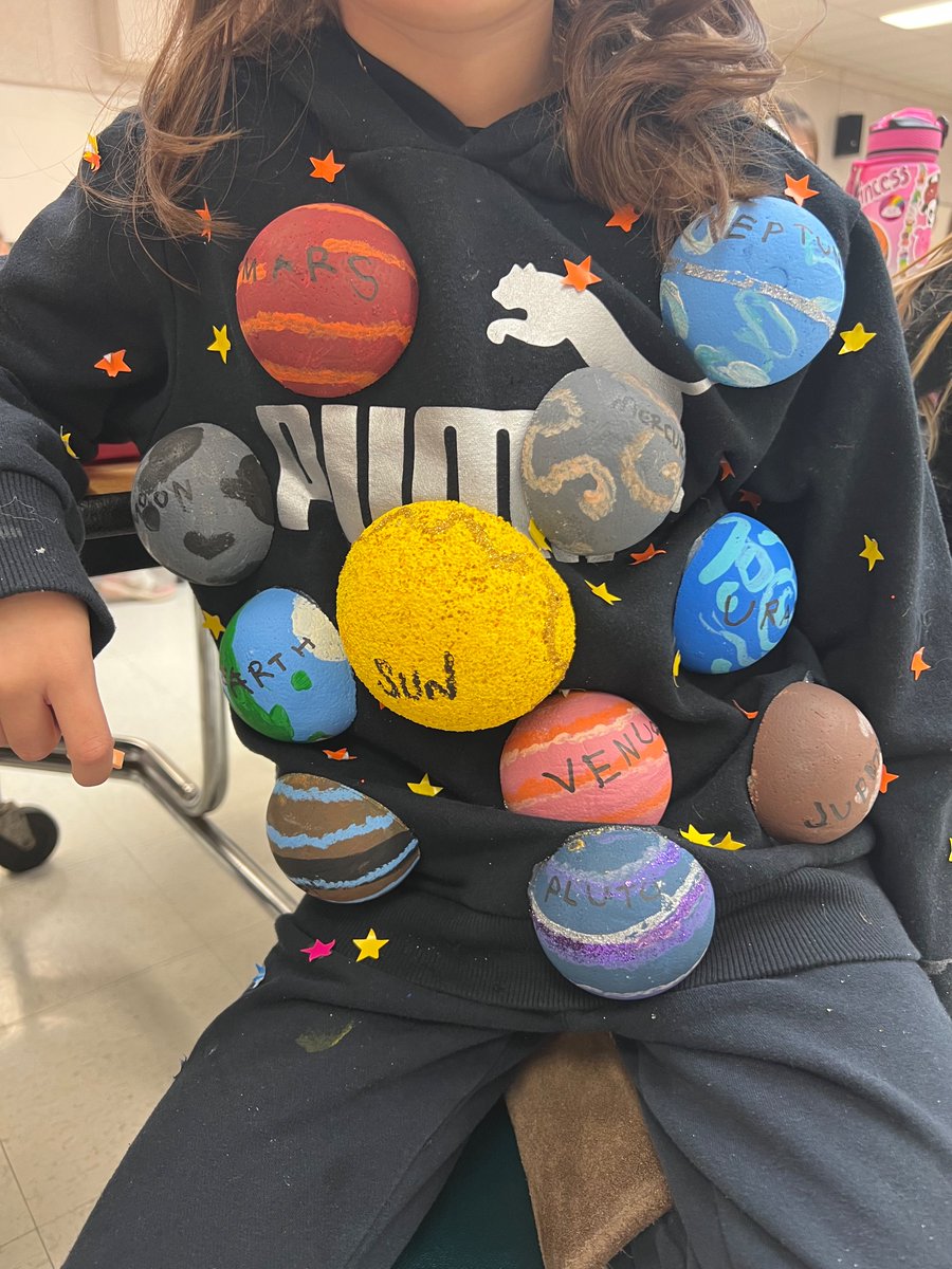 SchoolGbe's tweet photo. Out of this World Day #spiritweek #gbestrong #fcps @gbefcps @fcpsnews @FCPSR5 #aliens #space #babyyoda #gbe #educators https://t.co/yerSJh2B51