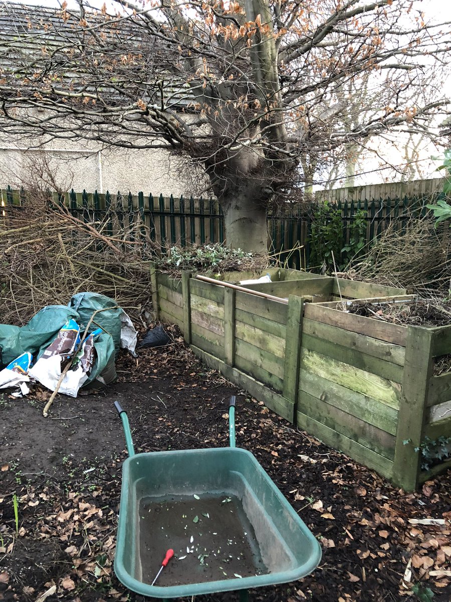 Sam_SSSLearning's tweet photo. #nationalcompostweek Gardener’s gold https://t.co/h3v9qZo1j5