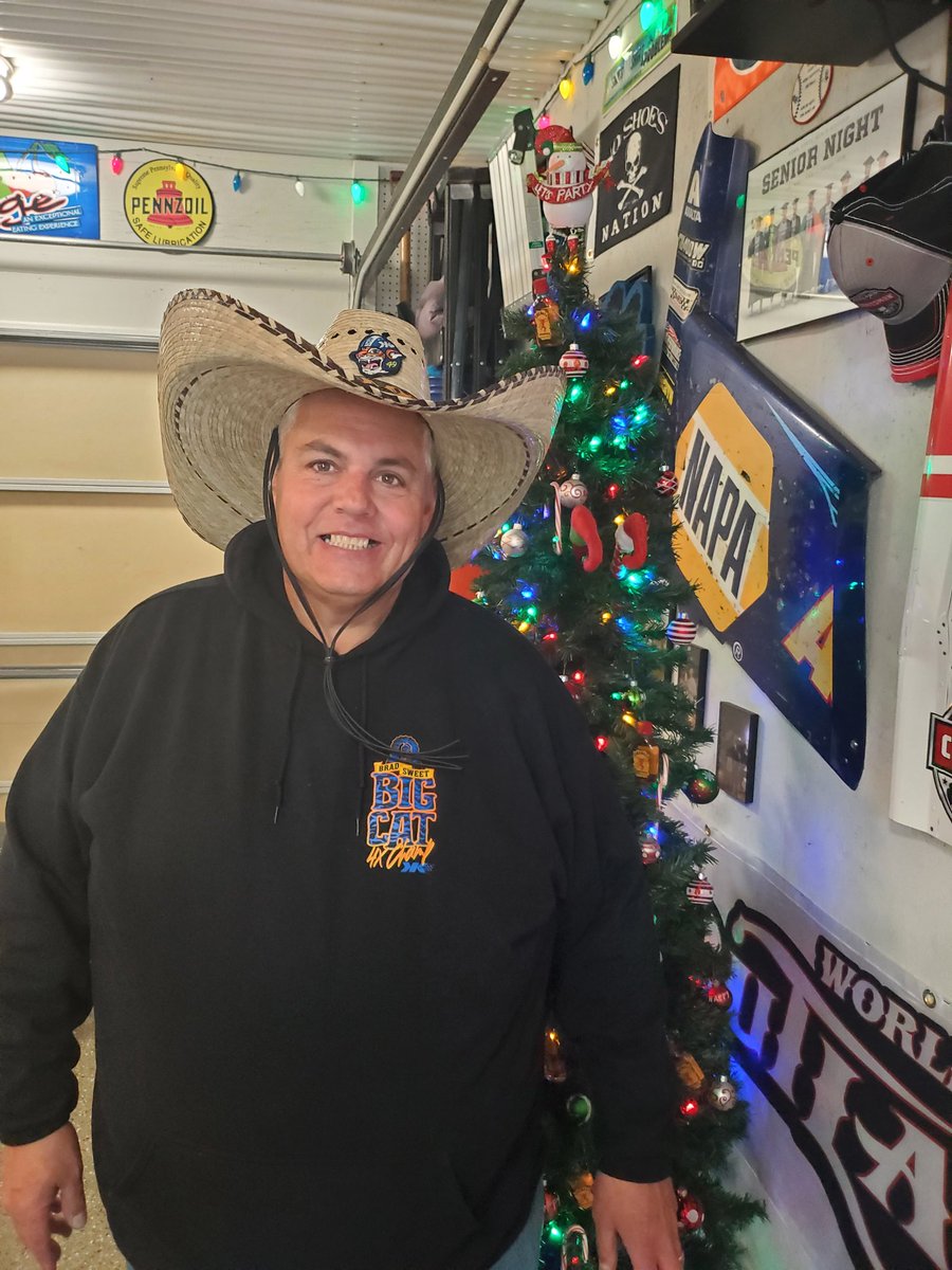 preedysr's tweet photo. @WorldofOutlaws @BradSweet49 @KKRdirt @e_prutzman ...not only Brad's crew chief hails from PA... but " The biggest Big Cat fan in all the land "@skateeagles is also from PA! https://t.co/bC4HnWSDwb