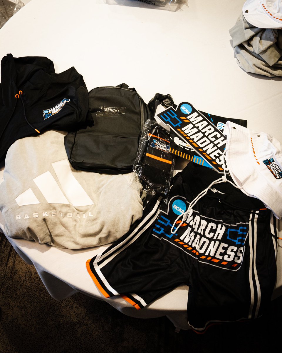 HawaiiWBB's tweet photo. Mahalo! @marchmadnesswbb going all out with the merch! #marchmadness #GoBows #SISTAHHOOD https://t.co/JA0m4OjPrg