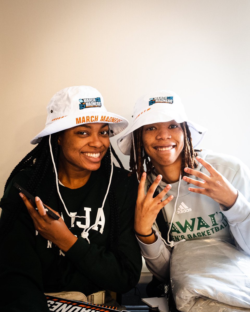 HawaiiWBB's tweet photo. Mahalo! @marchmadnesswbb going all out with the merch! #marchmadness #GoBows #SISTAHHOOD https://t.co/JA0m4OjPrg