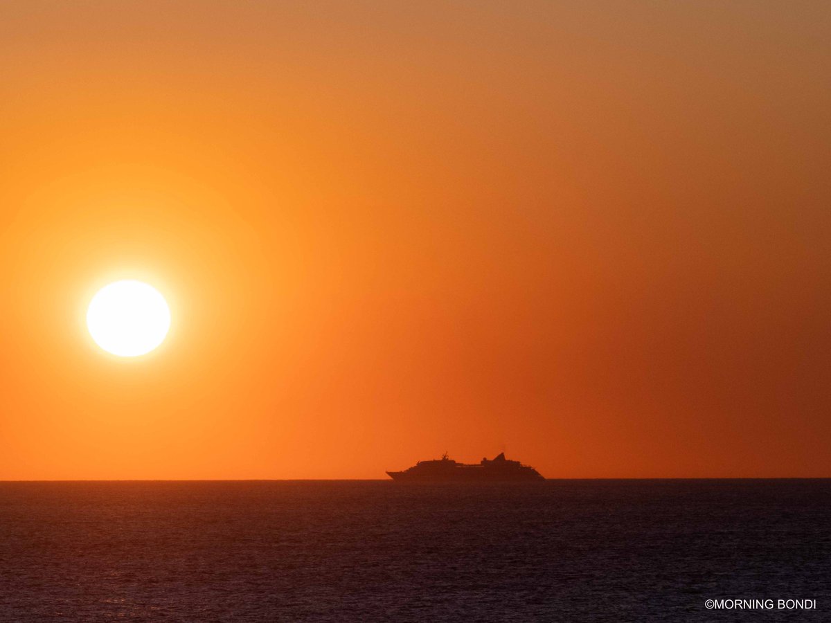 'Full swing' is up on the blog. I got carried away and took way too many. 16 photos to look at. If you were down there, I have a photo of you. morningbondi.com/blog-1//full-s… #bondi #bondibeach #seeaustralia