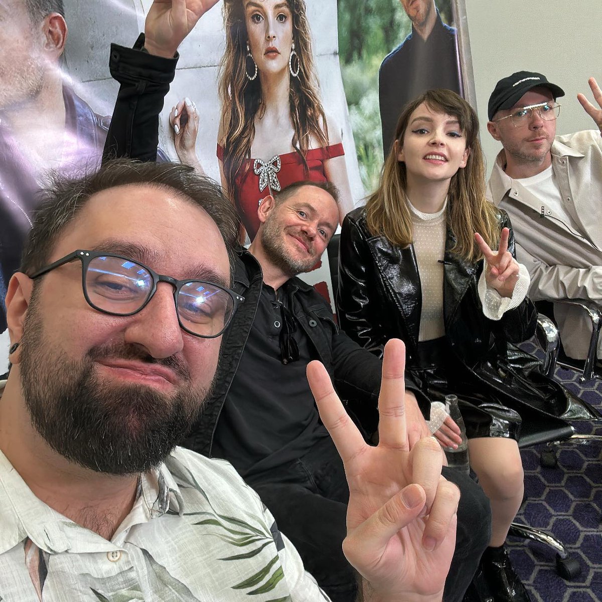 CHVRCHESPEDIA's tweet photo. .@CHVRCHES with Felipe Ernani, editor of Tenho Mais Discos Que Amigos! 🎤 (March 15, 2023)

📷 @felipernani 

@Iain_A_Cook 
@laurenevemay 
@doksan 
@tmdqa 

#Brazil #CHVRCHES #IainCook #LaurenMayberry #MartinDoherty #TMDQA https://t.co/jYdmP5qinX