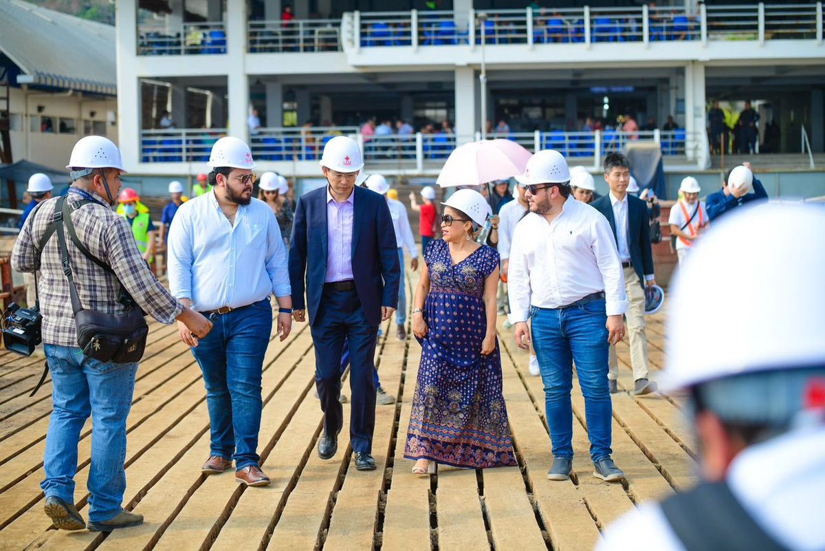 MasInfoSv's tweet photo. Un muelle de primer nivel está construyéndose en el Puerto de La Libertad, detalló el Ministro @RomeoHerrera1 junto a la Ministra @MorenaValdezSV y el embajador de China en el país, Zhang Yanhu, quienes supervisan la construcción de esta estructura que forma parte de #SurfCity. https://t.co/DdUuBpik6s