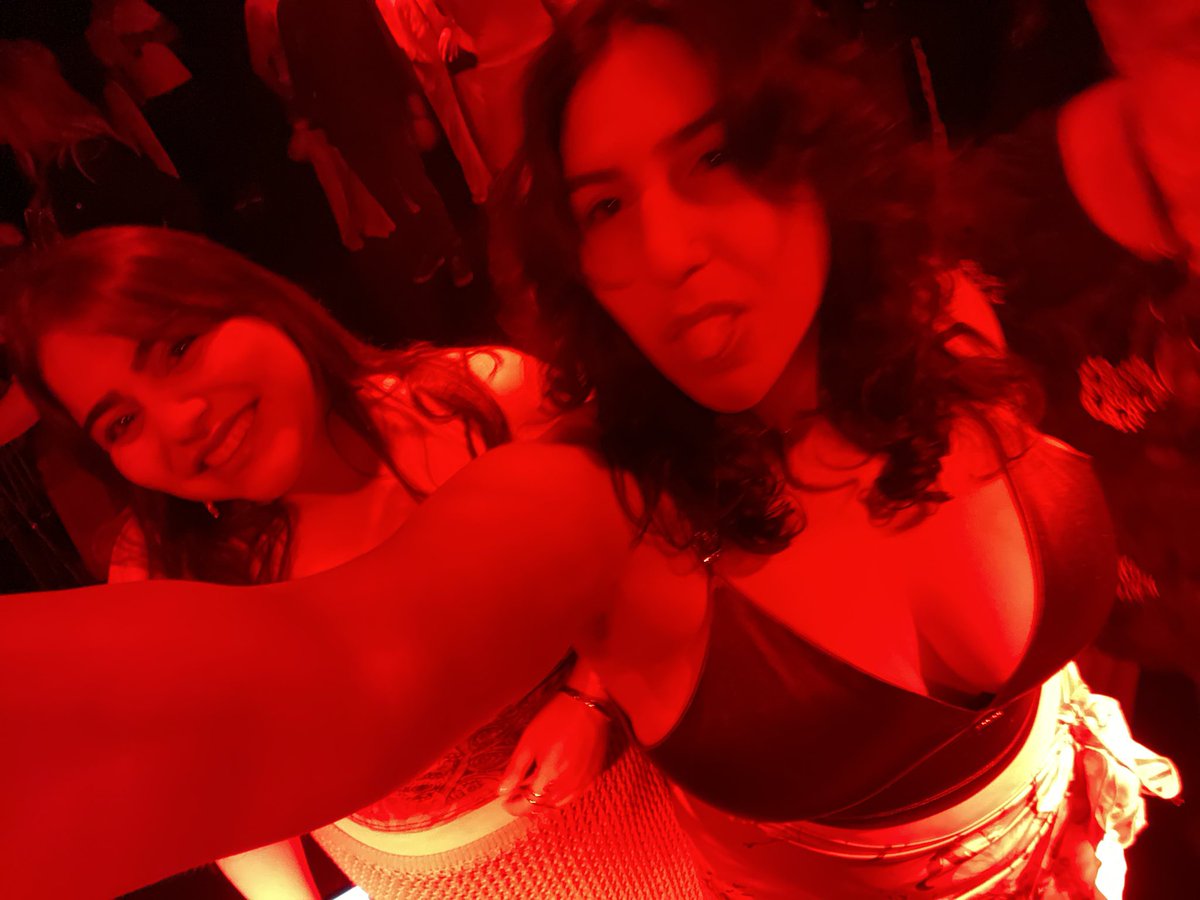 BUNCII_62's tweet photo. Did I travel 10 hours to see her? Yes. Would I do it again? Absolutely. Still can’t get over how she could possibly sound even better live??? Unforgettable night🌺💕  @Naikamusic https://t.co/NrPntwAt0p
