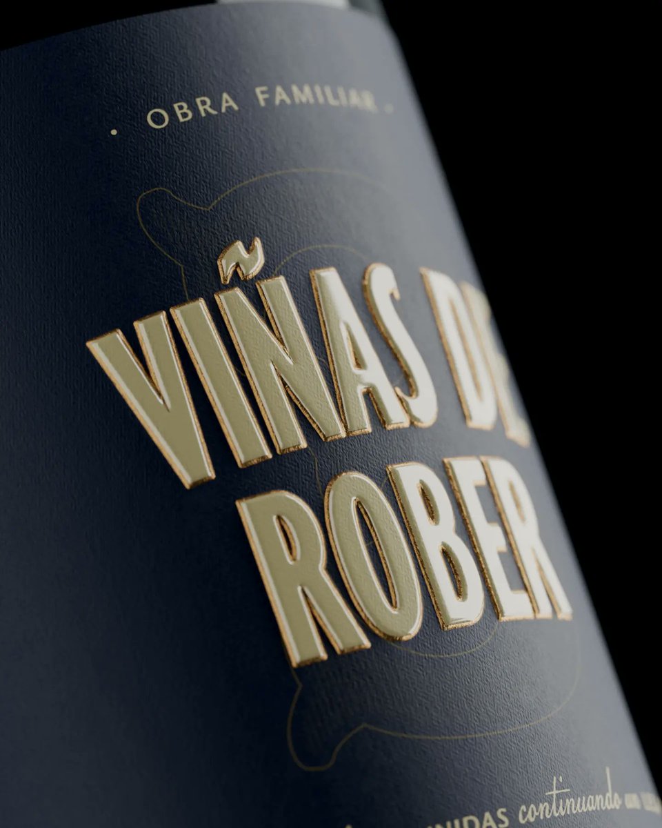 godoyjonathan22's tweet photo. Un packaging con mucha historia y trabajo familiar.
La Portada renueva la identidad de Viñas de Rober, apostando al crecimiento continuo. 
Estamos contentos de ser parte de ella.  🍷 
#winelovers #packagingdesign #Mendoza #wineofMendoza #vantablackstudio #vantablack https://t.co/nZkZ3kw4rJ
