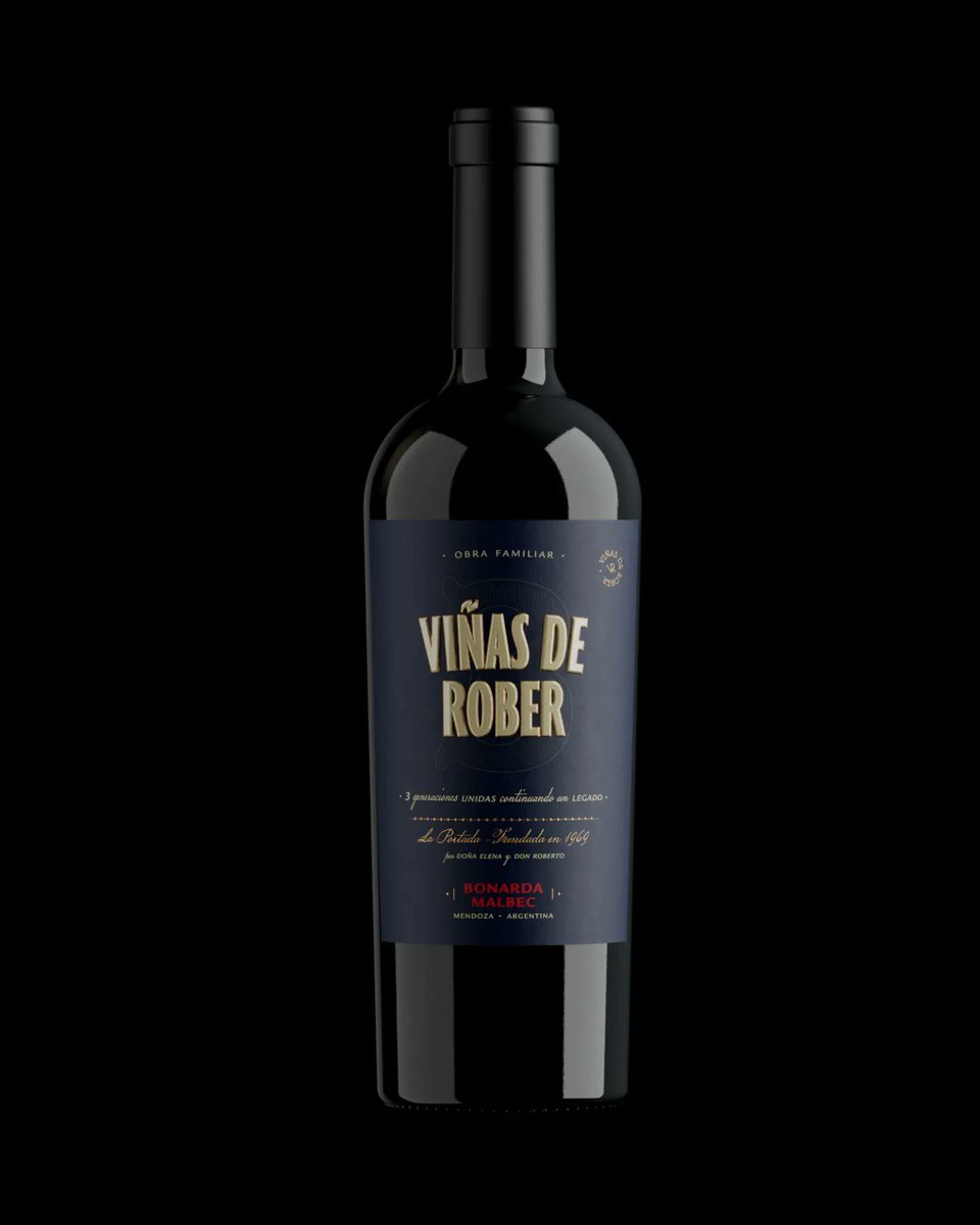 godoyjonathan22's tweet photo. Un packaging con mucha historia y trabajo familiar.
La Portada renueva la identidad de Viñas de Rober, apostando al crecimiento continuo. 
Estamos contentos de ser parte de ella.  🍷 
#winelovers #packagingdesign #Mendoza #wineofMendoza #vantablackstudio #vantablack https://t.co/nZkZ3kw4rJ