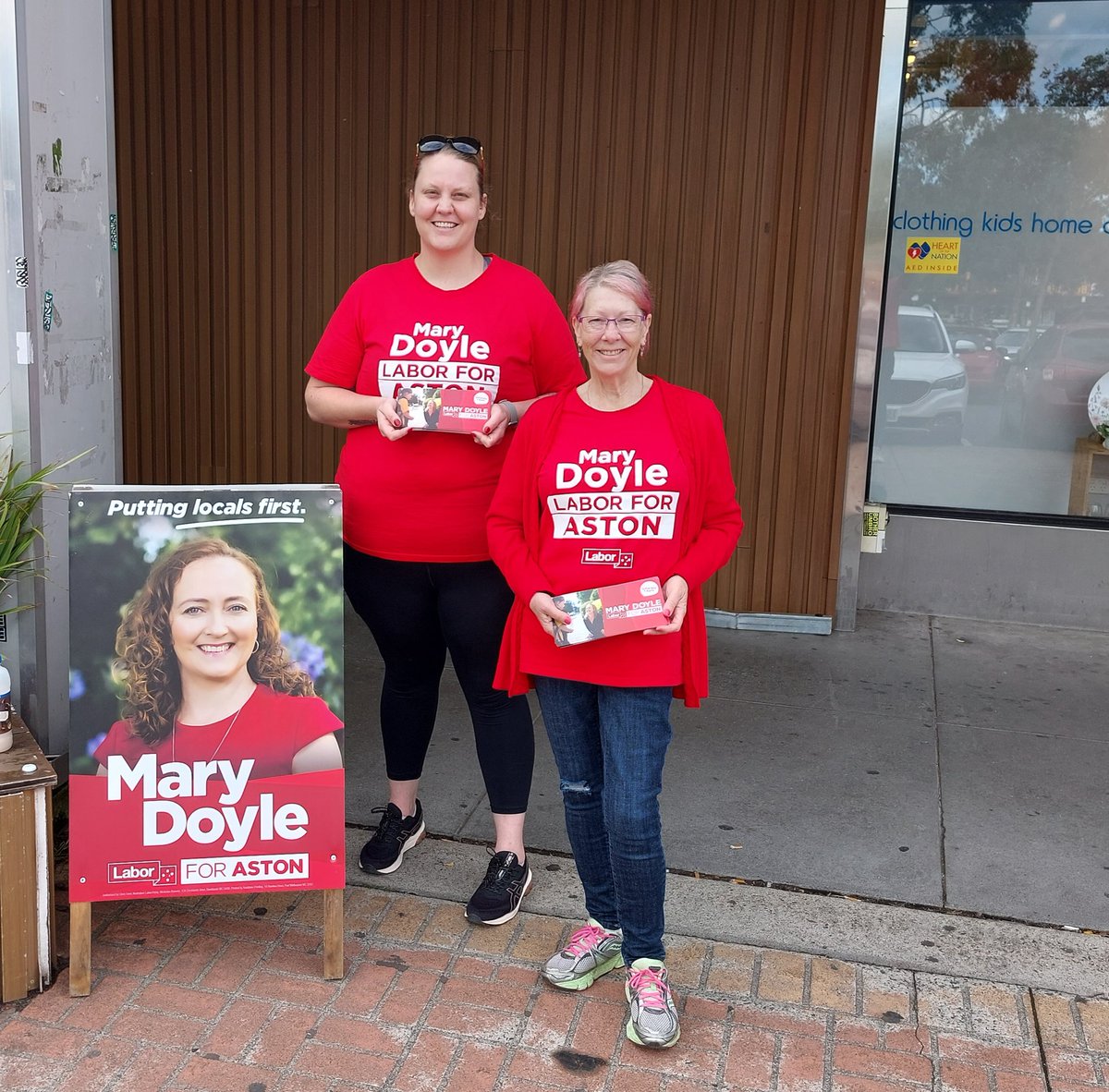 Russycook's tweet photo. Top of the morning to you 🌈
🍀 Happy St Patrick's Day 🍀
@marydoyle4aston out talking to the locals in #Boronia this morning.
#PuttingLocalsFirst #Aston #astonbyelection @VictorianLabor @AustralianLabor #Auspol https://t.co/68YMnjBISi