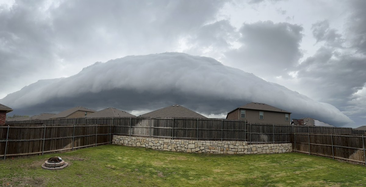 kaylaaa17_'s tweet photo. @NBCDFWWeather Unique cloud traveling over Anna, TX https://t.co/tPJbz7HPHV