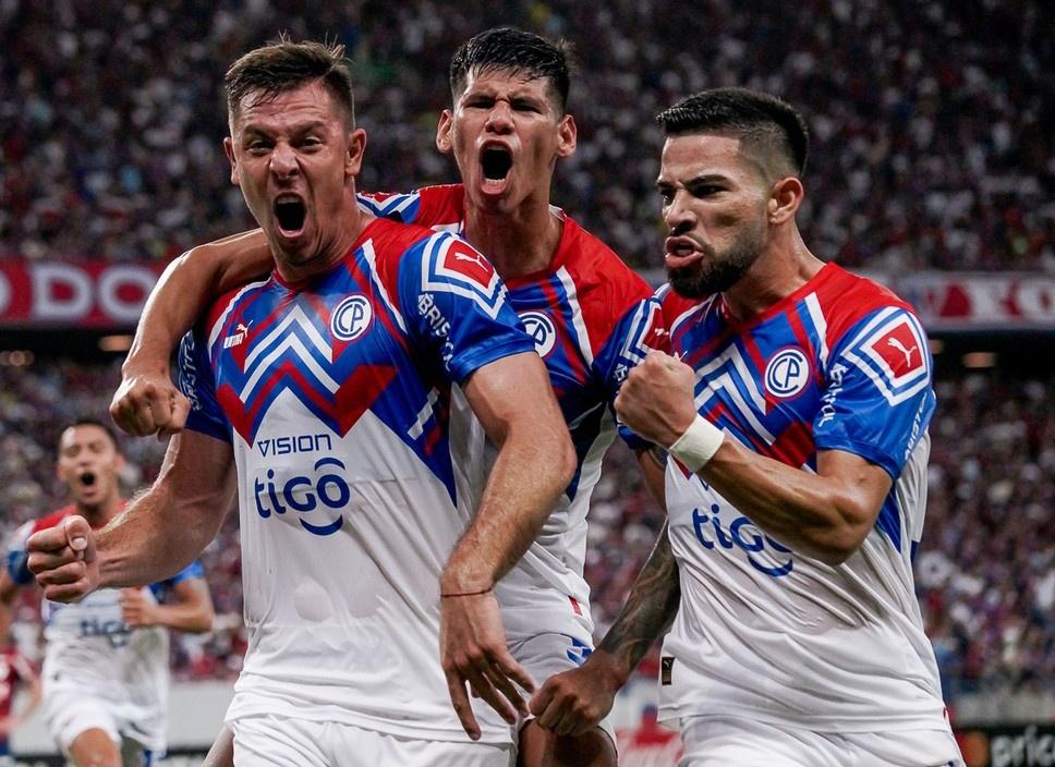 LaPizarraDelDT's tweet photo. El Cerro Porteño 🇵🇾 de Sava es un equipo para ponerle la lupa:

📌 Precisos en sus secuencias de pases y apoyos al atacar directo
📌 Gestionan ventajas al circular con pausa y sentido
📌 Demuestran solidez al defender en bloque

Repiten esfuerzos y son coordinados en cada fase. https://t.co/zG4PEhgDYe