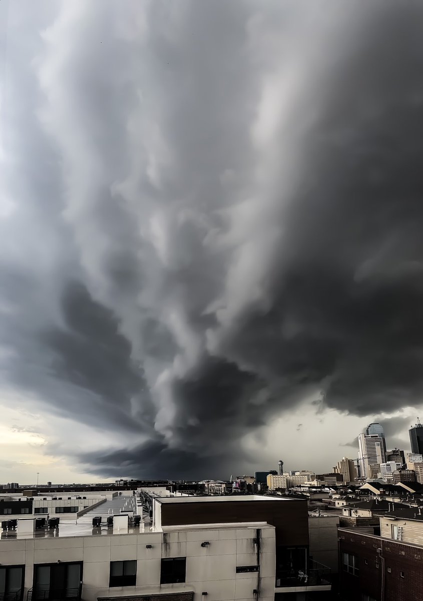 LittykittyKat_'s tweet photo. @CBSNewsTexas Downtown Dallas #firstalertwx #txwx https://t.co/BpCn0Pvt5P