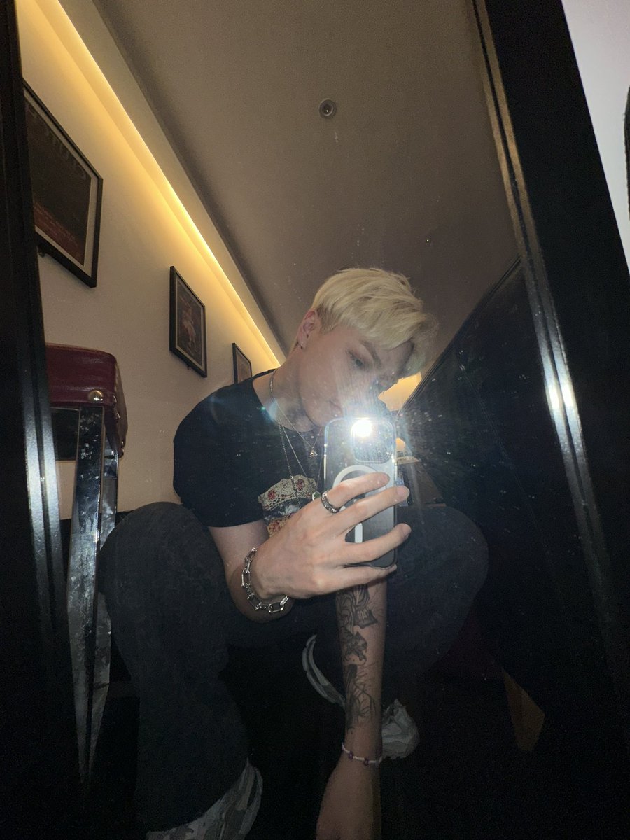 _jnkmsc_'s tweet photo. DUBLIN🇮🇪 love y’all goodnight❤️ +greenroomdirtymirrorselfie https://t.co/uIChYLdz6z