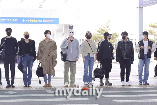 ATEEZUD's tweet photo. [ 230317 | 📷 PRESS ] ATEEZ heading to Thailand
.
#ATEEZ #에이티즈 @ATEEZofficial https://t.co/1boHzGAPyo