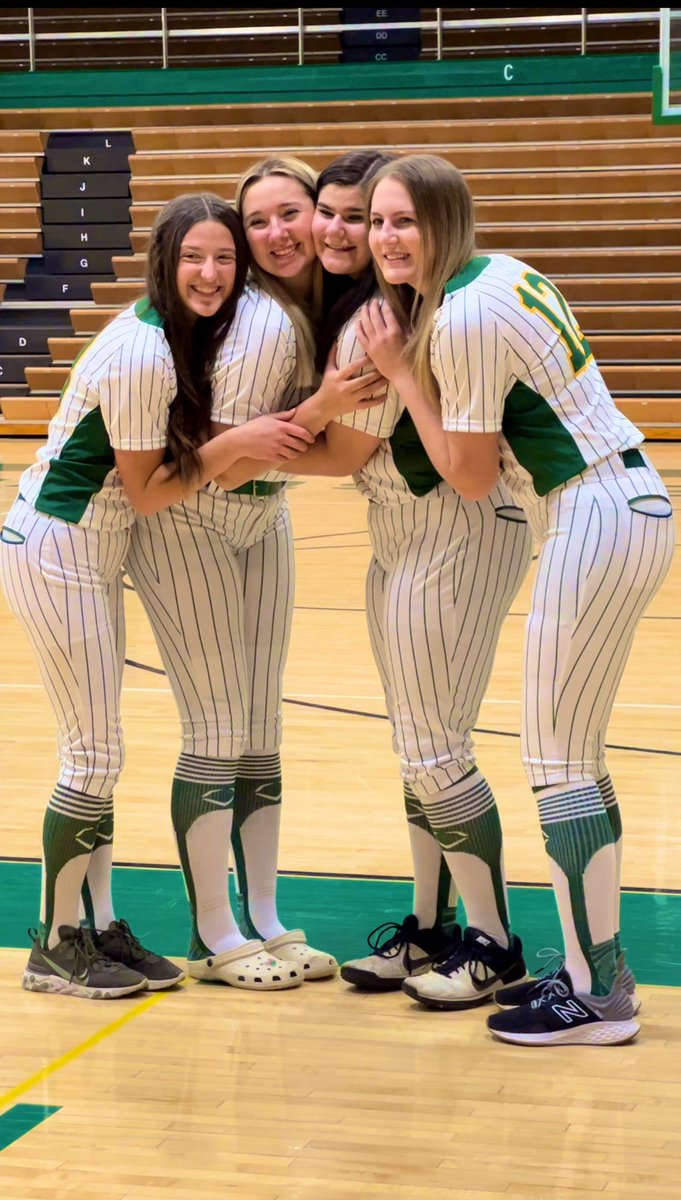 LadyComet_SBall's tweet photo. Sported the new uni’s for picture day today. 🥶 
•
•
Swipe to see the cutest senior photo that ever existed 🥹

@macycoan @allison_del00 @casskeene23 @downing_addy13 @marly_coan @maggiej51774278 @aubreep24 @katie_4239 @emilliasandrews https://t.co/mPOrBQTD2m