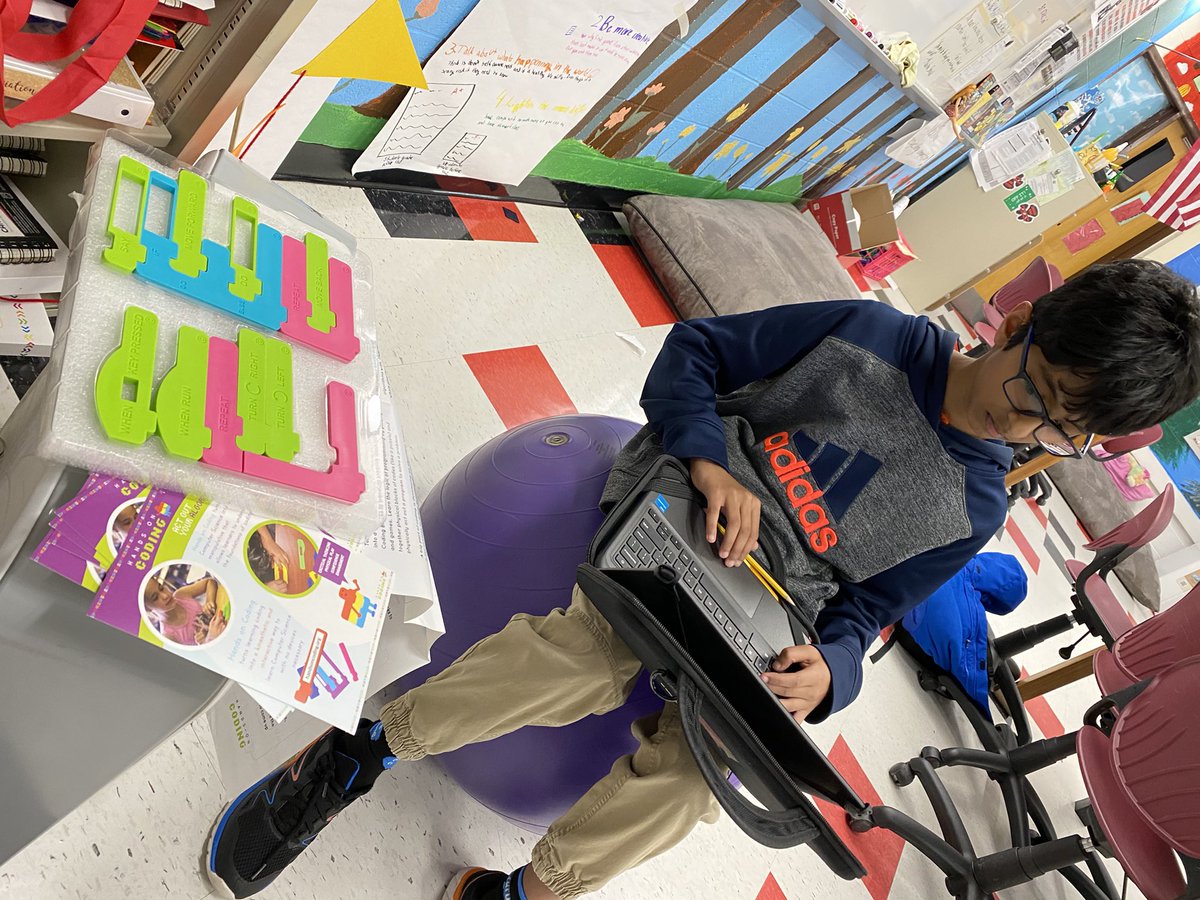 Bec_Chirps's tweet image. Raghav was so excited to be learning from @mrnavas today on the jobs of the Metaverse. #makered #coding @handsoncoding #TeamCommUNITY