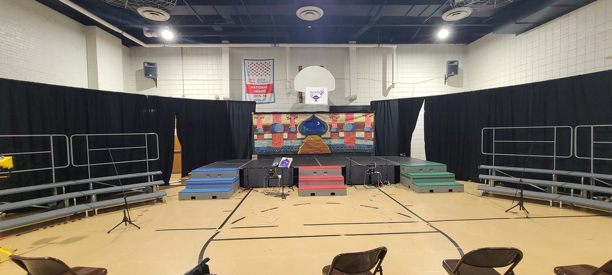 Many thanks to the students, staff, and parents who came to help get our stage set up for Aladdin!  <a href="/western161/">Western Avenue</a> #d161learns <a href="/Flossmoor161/">Flossmoor161</a>