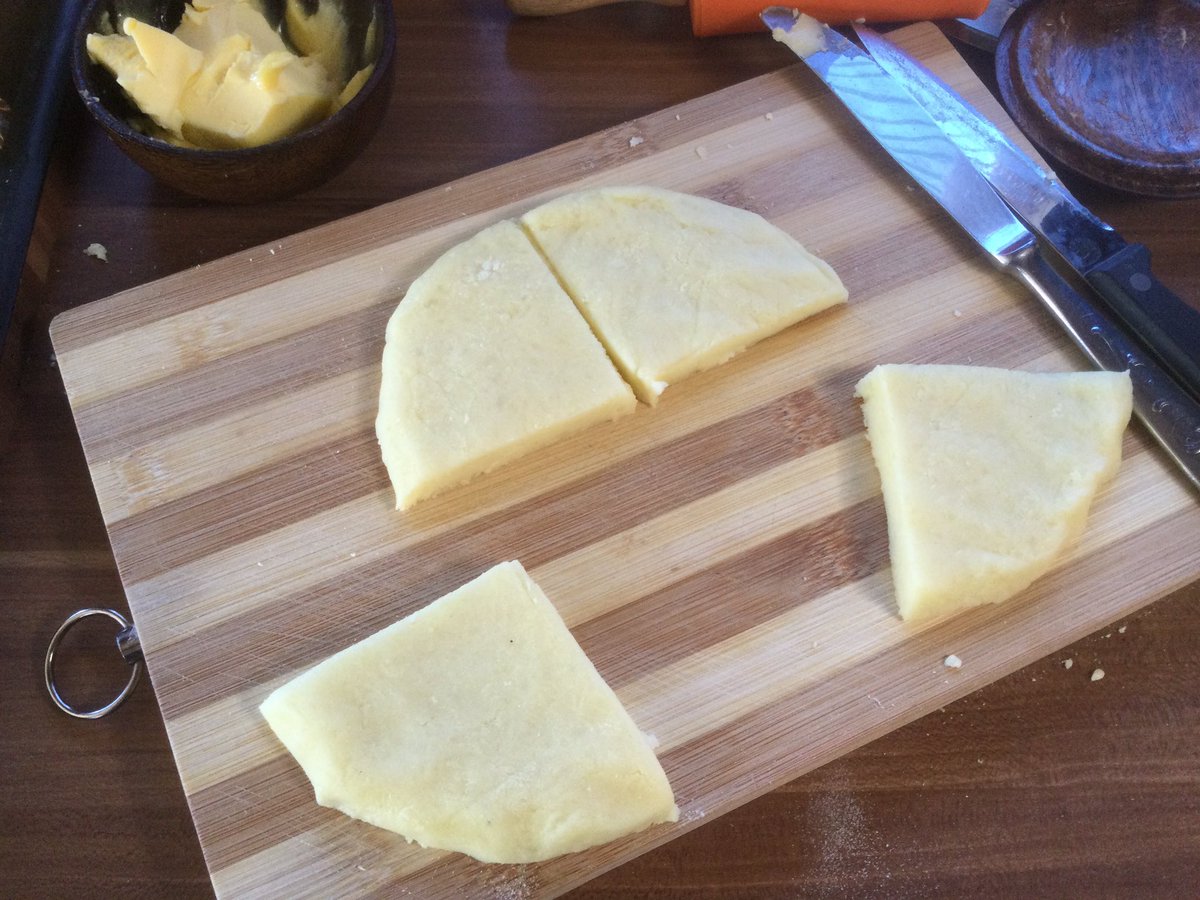 Helena_Sindelar's tweet photo. Irish Potato #Farls as low carb as I could make them! Oat fibre instead of flour & low carb #zerella spuds. 7.5g carbs per two farls.
And yes, I like overdone eggs (although this was pushing it!) ๐#Keto #SaintPatricksDay โบ๏ธ https://t.co/AYLU3C1IRS