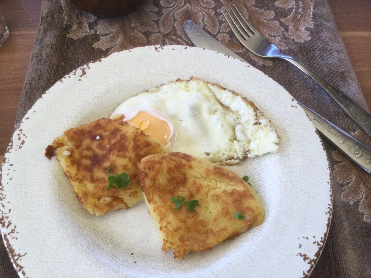 Helena_Sindelar's tweet photo. Irish Potato #Farls as low carb as I could make them! Oat fibre instead of flour & low carb #zerella spuds. 7.5g carbs per two farls.
And yes, I like overdone eggs (although this was pushing it!) ๐#Keto #SaintPatricksDay โบ๏ธ https://t.co/AYLU3C1IRS