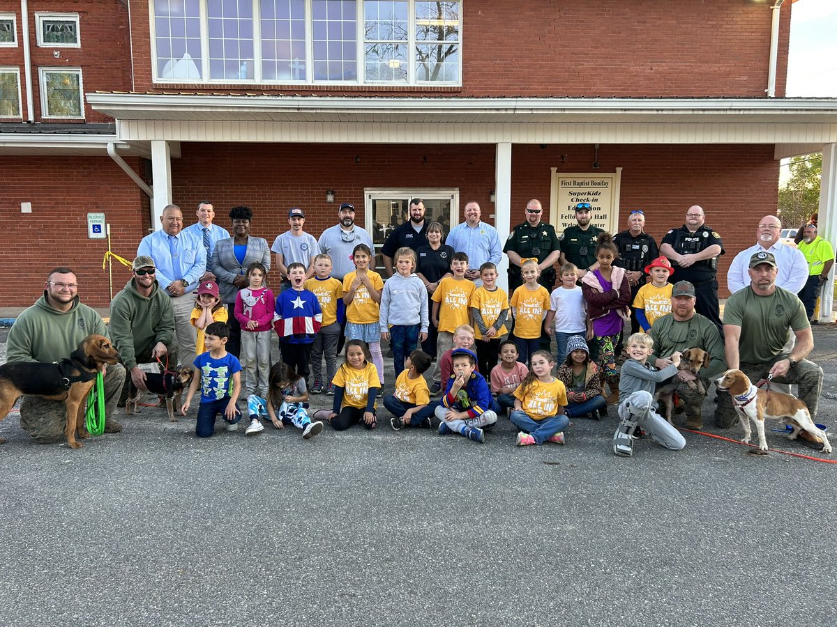 HCSO_FL's tweet photo. A big thank you to First Baptist Bonifay for inviting us to their Hometown Heroes event last night!

Sheriff Tate, Lt. Odum, Sgt. Welch, and Deputy Wilkinson got to share a little about their jobs, show the kids their vehicles and spend some time just hanging out. https://t.co/dS6ZGWbHKo