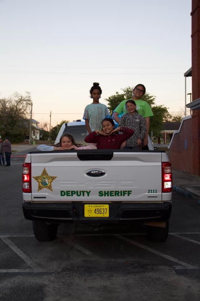HCSO_FL's tweet photo. A big thank you to First Baptist Bonifay for inviting us to their Hometown Heroes event last night!

Sheriff Tate, Lt. Odum, Sgt. Welch, and Deputy Wilkinson got to share a little about their jobs, show the kids their vehicles and spend some time just hanging out. https://t.co/dS6ZGWbHKo
