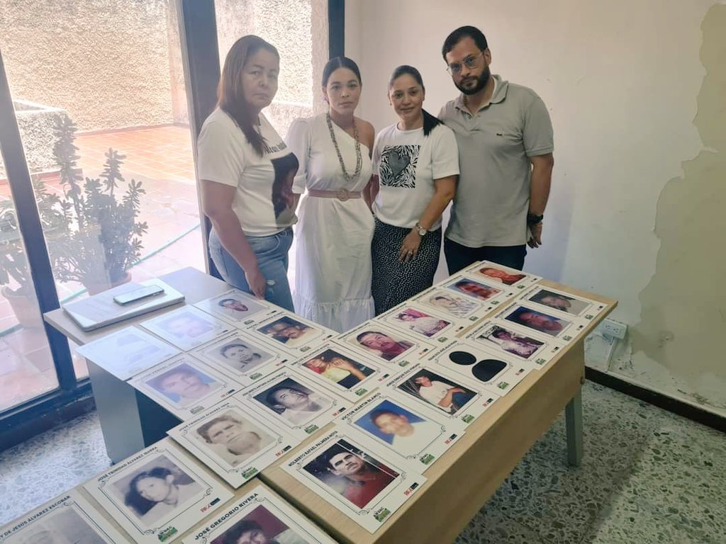 PAXenColombia's tweet photo. 📢#PaxInforma |#PaxCesar.
🫂Seguimos honrando la #memoria de las personas dadas por desaparecidas en el marco del conflicto armado en el César a través de portarretratos que cuentan sus historias de vida.
🕵️Seguiremos buscando hasta encontrarlos.
#paz #verdad #victimas https://t.co/OSS3D8vl0C