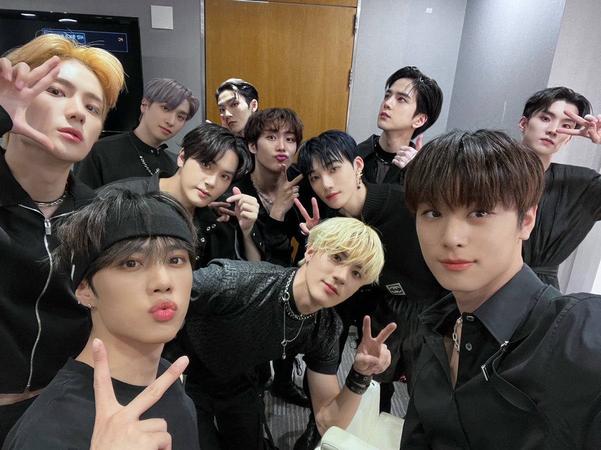 The second week promotion of Roar in the M Countdown is finished. Thanks to TheB, who always love and supports us, it was fun roar stage to be with Deobis. Please always look forward to us, we promise to did our best indeed and be better in the future to TheBs.
