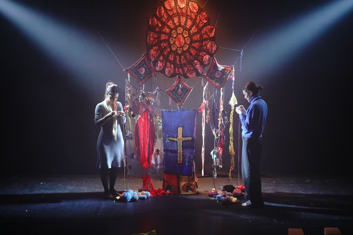 🧶THE CATHEDRAL’s spectacular set was entirely hand-crocheted and knitted by the ensemble, a manifestation of collaboration and women’s handiwork

Only one more day to see it in the flesh at @VAULTFestival 

🎟️ vaultfestival.com/events/the-cat…

📸 Giulia Ferrando