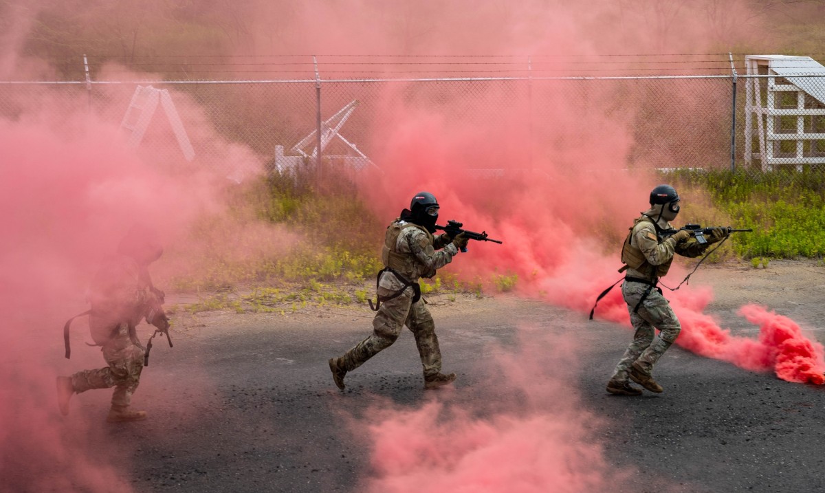 JointBasePHH's tweet photo. 647th Security Forces Squadron members respond to a simulated perimeter breach during the Joint Base Readiness Exercise.  #647SFS #647ABG #Defenders #Readiness @15thwing https://t.co/Uvjl5pjPAQ
