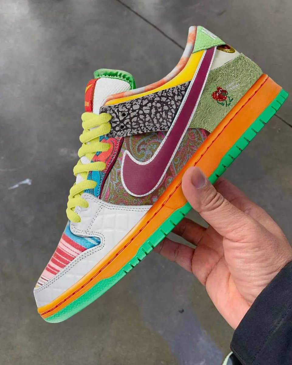 KicksFinder's tweet photo. Nike SB Dunk Low "What the Dunk" 💭 

Would you cop?

📸 IG: sneakerzinecol https://t.co/gfldpI9sMA