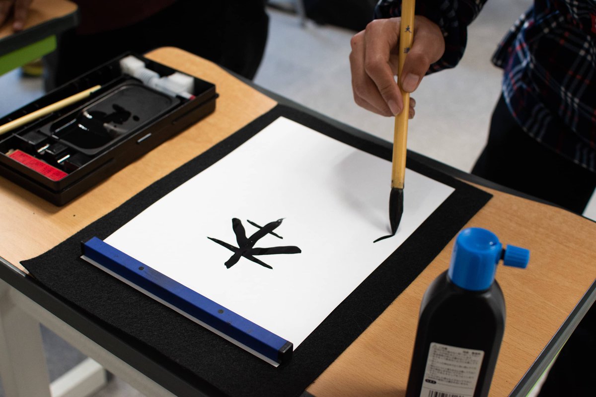 JCLI_official's tweet photo. Students tried Shodo (Japanese calligraphy) in class. Writing letters with a brush soaked with ink was really different from doing it with a pen. But everyone did a great job, didn’t they? #JapaneseLanguageSchool #JapaneseCulture https://t.co/7uvnrOJ2ct