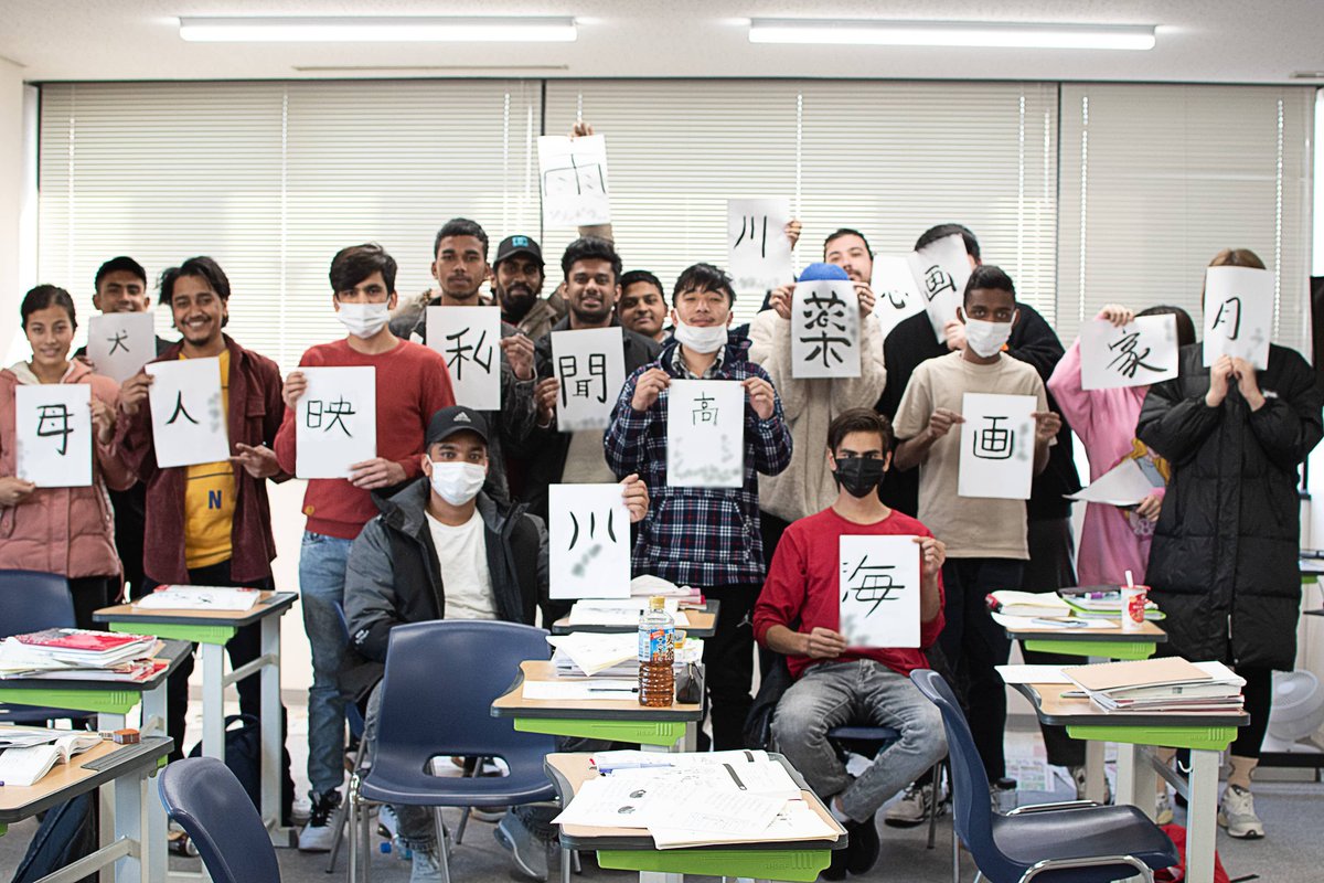 JCLI_official's tweet photo. Students tried Shodo (Japanese calligraphy) in class. Writing letters with a brush soaked with ink was really different from doing it with a pen. But everyone did a great job, didn’t they? #JapaneseLanguageSchool #JapaneseCulture https://t.co/7uvnrOJ2ct