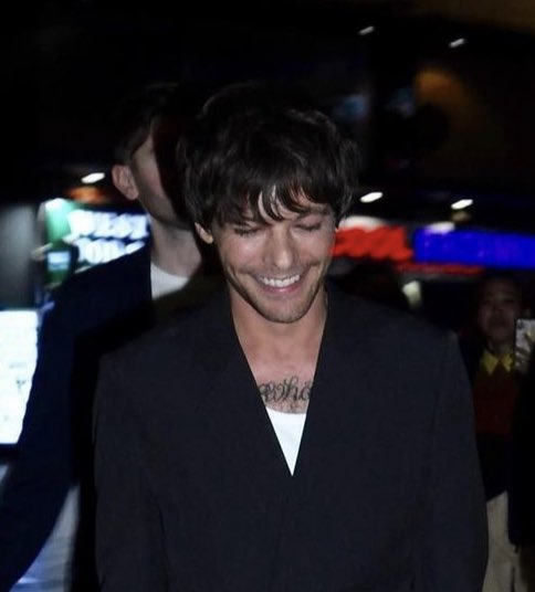 thenewcandace's tweet photo. sta sprizzando gioia e serenità da ogni poro della sua pelle. ha un sorriso a 32 denti che illumina Londra anche di notte. Louis vederti così è inappagabile, ho il cuore pieno di felicità. ti meriti tutto ciò di bello, il mondo possa offrirti. https://t.co/Qg9ggprbKM