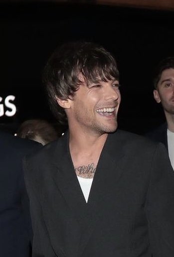 thenewcandace's tweet photo. sta sprizzando gioia e serenità da ogni poro della sua pelle. ha un sorriso a 32 denti che illumina Londra anche di notte. Louis vederti così è inappagabile, ho il cuore pieno di felicità. ti meriti tutto ciò di bello, il mondo possa offrirti. https://t.co/Qg9ggprbKM