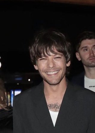 thenewcandace's tweet photo. sta sprizzando gioia e serenità da ogni poro della sua pelle. ha un sorriso a 32 denti che illumina Londra anche di notte. Louis vederti così è inappagabile, ho il cuore pieno di felicità. ti meriti tutto ciò di bello, il mondo possa offrirti. https://t.co/Qg9ggprbKM