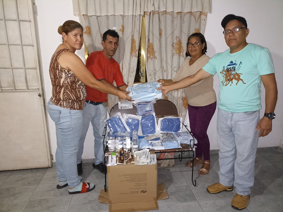FranciscoLachea's tweet photo. Gracias a las políticas de nuestro presidente @NicolasMaduro el día de hoy en nombre del gobernador @ErnestoLunaPsuv hicimos entrega de insumos médicos a una familia del sector Los Pinos en #Caripito cómo parte del compromiso del equipo político municipal y poder popular https://t.co/oY2i4dZoso