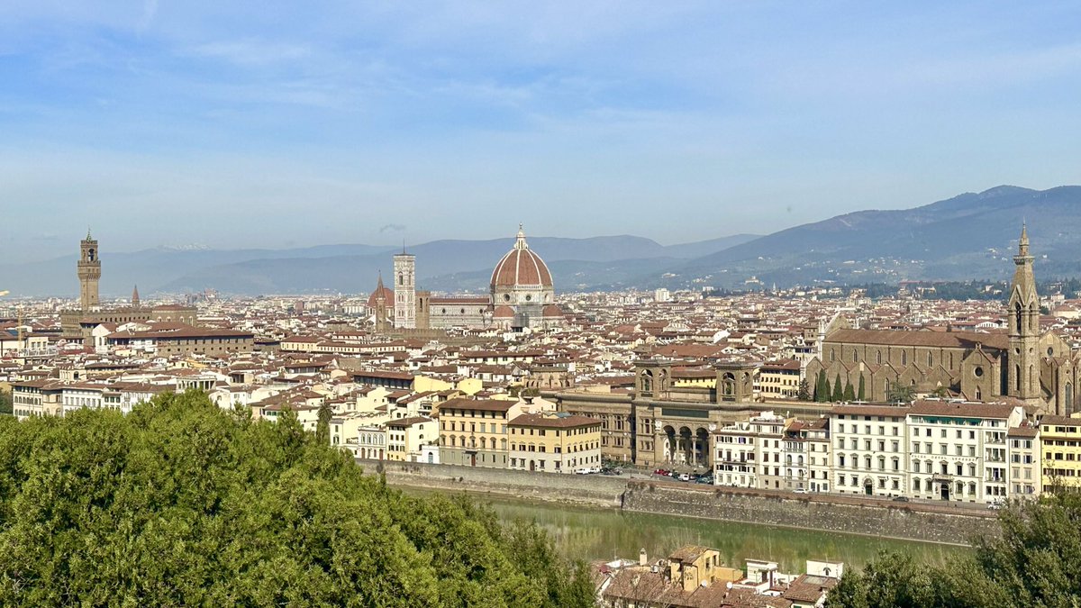 イタリア🇮🇹フィレンツェ 【ミケランジェロ広場からの眺め】 フィレンツェを一望できる名所として有名な 「ミケランジェロ広場」 はるこんは時々、街全体を眺めるために行くんだけれど、 その眺めは、まるで絵画のよう✨